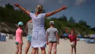 Kobieta bawiąca się z dziećmi na plaży