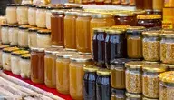 słoiki z miodem i pszczelił pylkiem na straganie