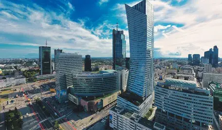 Varso Tower (w środku kadru) wraz z iglicą mierzy ponad 310 metrów wysokości. To najwyższy budynek w całej UE