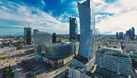 Varso Tower (w środku kadru) wraz z iglicą mierzy ponad 310 metrów wysokości. To najwyższy budynek w całej UE