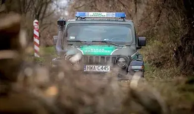 Samochód straży granicznej podczas patrolu