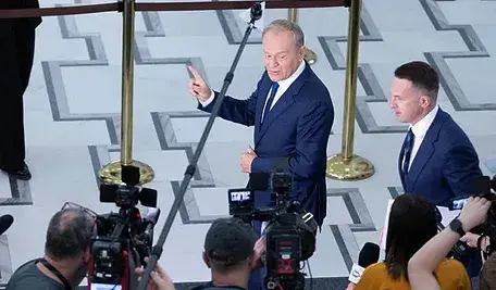 Premier Donald Tusk wchodząc do Sejmu