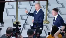 Premier Donald Tusk wchodząc do Sejmu