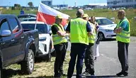 Rolnicy zablokowali S3. „Nie zejdziemy, dopóki nie przyjedzie Tusk”. Bezterminowy protest w Zachodniopomorskiem  Od poniedziałkowego poranka droga ekspresowa S3 w Zachodnioponiorskiem jest całkowicie zablokowana. Rolnicy, którzy wyjechali na trasę ciągnikami, zapowiadają całodobowy protest bez terminu zakończenia. Domagają się rozmów z premierem Donaldem Tuskiem, dymisji ministra rolnictwa oraz konkretnych działań ratujących polskie rolnictwo.    Około godziny 11.00 rolnicy rozpoczęli blokadę drogi ekspresowej S3 na wysokości węzła Gardno, pomiędzy Szczecinem a Pyrzycami. Na miejsce przyjechały ciągniki rolnicze z naczepami, które zablokowały ruch w obu kierunkach. Jak zapowiadają organizatorzy: protest ma trwać 24 godziny na dobę, 7 dni w tygodniu – aż do skutku.  Wyjeżdżamy na drogę S3, blokujemy w obie strony i nie schodzimy, póki na poważnie ktoś z nami nie porozmawia. Jesteśmy zmuszeni do takich działań – powiedział na antenie Radia Szczecin Adam Walterowicz z Kółka Rolniczego Parnica.  Postulaty: dymisja ministra, rozmowy z Tuskiem, koniec z importem  Lista żądań protestujących jest długa. Rolnicy domagają się przede wszystkim:  - ograniczenia napływu produktów rolnych z Ukrainy, - sprzeciwu wobec umowy handlowej UE–Mercosur, - zmniejszenia biurokracji i obciążeń administracyjnych, - poprawy opłacalności produkcji rolnej, - bezpośrednich rozmów z premierem Donaldem Tuskiem, - zmian w kierownictwie resortu rolnictwa.  – Rolnicy dalej muszą protestować, walczyć o siebie i o każdego obywatela. Dzisiaj wjeżdżamy na S3 i nie zjeżdżamy, czekamy do skutku na Premiera, bo z Ministrem nie ma już o czym rozmawiać – mówił z S3 Paweł Toporek, jeden z organizatorów protestu.  Ekonomia nie wytrzymuje  Protestujący podkreślają, że przyczyną ich działań jest dramatyczna sytuacja ekonomiczna gospodarstw. Ceny płodów rolnych spadły do poziomu sprzed 20 lat, podczas gdy koszty produkcji – nawozów, paliw i energii – poszybowały w górę.  – Pszenica po 700 zł za tonę, a nawozy po 3,5 tysiąca złotych. Przepraszam społeczeństwo, ale musimy to zrobić, żeby zostać zauważonym, żeby ktoś w końcu poważnie spojrzał na sprawę – mówił Paweł Toporek.  Rolnicy alarmują, że bez konkretnych działań i poprawy opłacalności produkcji kolejne gospodarstwa mogą zniknąć. Jedziemy w dół cały czas* – podkreślają, wskazując na niskie ceny, wysokie koszty i rosnącą biurokrację.  Kierowcy w korkach, sezon wakacyjny pod znakiem zapytania  Blokada S3 to poważny problem dla tysięcy kierowców. Droga ekspresowa nr 3 to jedna z najważniejszych arterii prowadzących nad polskie morze – łączy Świnoujście z Lubawką i przebiega przez trzy województwa. Rozpoczynający się sezon wakacyjny sprawia, że utrudnienia dotkną szczególnie wiele osób.Policja wyznaczyła objazdy drogami wojewódzkimi nr 122 i 119. Alternatywny objazd dla kierowców jadących znad morza prowadzi przez węzeł Radziszewo, następnie drogą krajową nr 31 do Gryfina oraz drogą wojewódzką nr 121 przez Banie do węzła Parnica.  Kolejna odsłona rolniczego buntu  Protest na S3 wpisuje się w trwającą od wielu miesięcy falę demonstracji organizowanych przez środowiska rolnicze w całej Polsce. Rolnicy wielokrotnie protestowali już przeciwko polityce rolnej Unii Europejskiej, napływowi taniej żywności z Ukrainy oraz nadmiernej biurokracji.Tym razem zapowiadają jednak, że nie zamierzają szybko zakończyć protestu. Jak podkreślają, blokada będzie trwała tak długo, aż ich postulaty zostaną wysłuchane przez rząd.  Gospodarze, którzy od miesięcy bezskutecznie domagają się rozmów i realnych działań, sięgnęli po najtwardszy środek nacisku – blokadę kluczowej trasy w szczycie sezonu wakacyjnego.