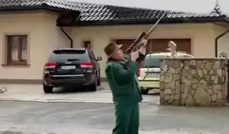 Urzędnik i łowczy okręgowy oddaje strzały z broni palnej podczas wesela w centrum wsi, co wywołuje kontrowersje i reakcję instytucji.