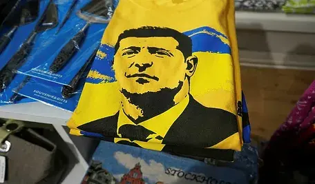 Flaga ukraińska z podobizna Wołodymyra Zełenskiego