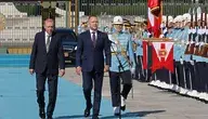  Prezydent RP Karol Nawrocki (C) i prezydent Turcji Recep Tayyip Erdogan (L) podczas oficjalnego powitania w Ankarze,