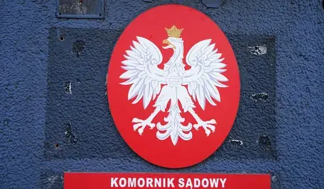 Mężczyzna dowiaduje się o błędzie urzędników dopiero po zajęciu pieniędzy z jego konta bankowego.