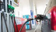 Samochód podczas tankowania na stacji benzynowej