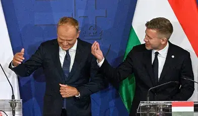 Donald Tusk i Peter Magyar na spotkaniu grupy wyszehradzkiej machają rączkami