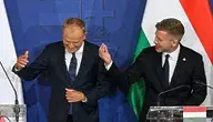 Donald Tusk i Peter Magyar na spotkaniu grupy wyszehradzkiej machają rączkami