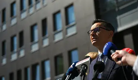 Mateusz Morawiecki na konferencji prasowej przed Szpitalem Południowym w Warszawie, 23 bm. (amb)