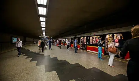 Pasażerowie wsiadający do metra w Warszawie