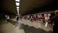 Pasażerowie wsiadający do metra w Warszawie