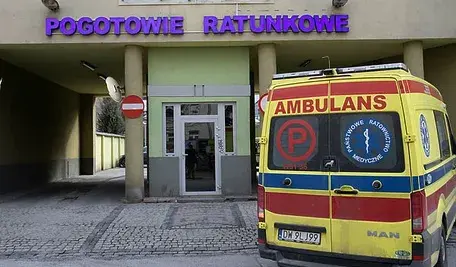 Karetka zaparkowana przed szpitalem