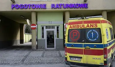 Karetka zaparkowana przed szpitalem