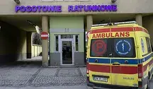 Karetka zaparkowana przed szpitalem