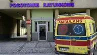 Karetka zaparkowana przed szpitalem