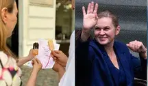 Katarzyna Pełczyńska-Nałęcz z synem przy świadectwie z czerwono-białym paskiem po złej stronie dokumentu i dumna ze swojej pracy pani minister edukacji