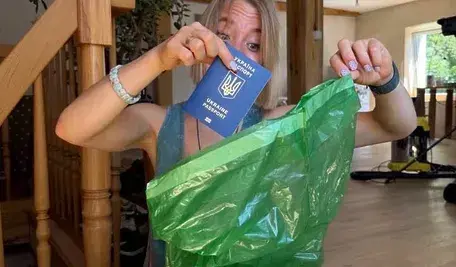 Anastazja Wiernikowska, ukraińska influencerka wyrzuciła swój paszport do kosza, wyrażając sprzeciw wobec polityki Wołodymyra Zełenskiego