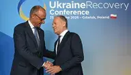 Gdańsk, 25.06.2026. Konferencja na rzecz Odbudowy Ukrainy (The Ukraine Recovery Conference URC 2026). Premier RP Donald Tusk (P) oraz kanclerz Niemiec Friedrich Merz (L) podczas powitania w Amber Expo w Gdańsku, 25 bm. (jm) PAP/Adam Warżawa