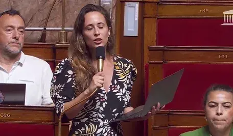 Posłanka skrajnie lewicowej partii we Francji wywołała burzę, twierdząc z mównicy parlamentarnej, że biali Francuzi „przegrali”, co dolało oliwy do ognia w debacie o migracji i tożsamości narodowej.