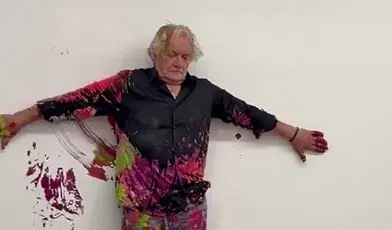 Podczas festiwalu w Ostrowcu Andrzej Seweryn zaprezentował kontrowersyjny performance, malując muzealną ścianę własnym ciałem pokrytym farbą.