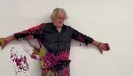 Podczas festiwalu w Ostrowcu Andrzej Seweryn zaprezentował kontrowersyjny performance, malując muzealną ścianę własnym ciałem pokrytym farbą.