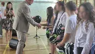 Stanisław Bukowiec wręcza kaski w szkole w Bochni 