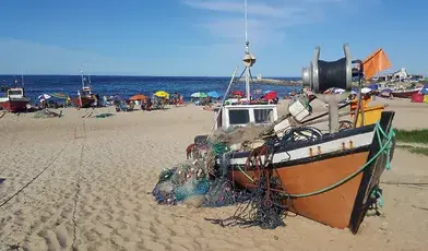 Łódź rybacka stojąca na plaży