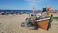 Łódź rybacka stojąca na plaży