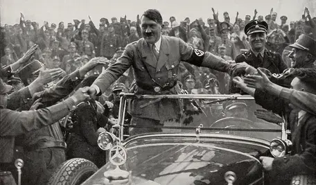 Adolf Hitler wśród swoich rodaków, którzy chcą być blisko wodza 