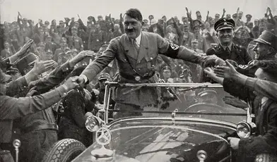 Adolf Hitler wśród swoich rodaków, którzy chcą być blisko wodza 