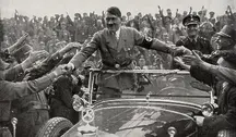 Adolf Hitler wśród swoich rodaków, którzy chcą być blisko wodza 