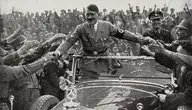 Adolf Hitler wśród swoich rodaków, którzy chcą być blisko wodza 
