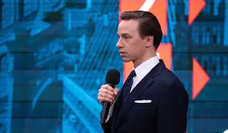 Krzysztof Bosak ma pomysł, jak ukarać Ukraińców. Tutaj przemawia przed ludźmi na konferencji w Rzeszowie 