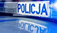 Radiowóz policyjny z włączoną sygnalizacją świetlną