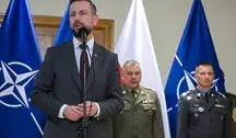 Wicepremier i szef MON Władysław Kosiniak-Kamysz przemawia przy mikrofonie podczas konferencji wojskowej, w tle polskie i NATO-wskie flagi oraz oficerowie Wojska Polskiego – ilustracja do artykułu o nowej stałej bazie USA w Polsce
