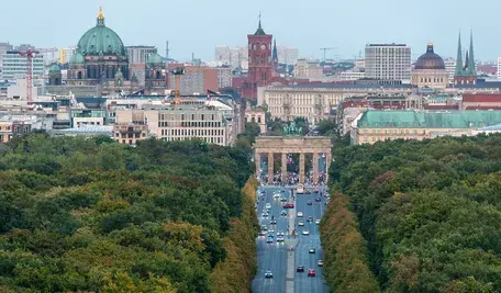 Panorama Berlina z Brandenburską Bramą i charakterystycznymi kopułami miasta w tle – ilustracja artykułu o porażce Niemiec w głosowaniu do Rady Bezpieczeństwa ONZ i zmianach w globalnej polityce