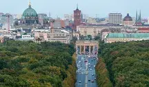 Panorama Berlina z Brandenburską Bramą i charakterystycznymi kopułami miasta w tle – ilustracja artykułu o porażce Niemiec w głosowaniu do Rady Bezpieczeństwa ONZ i zmianach w globalnej polityce