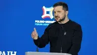 Prezydent Ukrainy podczas wystąpienia publicznego na niebieskim tle