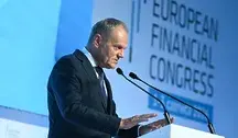 Donald Tusk nieźle dorobił się na polityce. Tu przemawia na europejskim kongresie finasnowym w sopocie. i niczym Kaszpirowski macha rączkami 