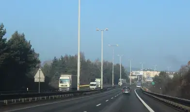 Karambol na obwodnicy Trójmiasta – cztery pojazdy zderzone na al. Kazimierza Jagiellończyka, służby ratunkowe na miejscu, jedna osoba ranna.