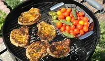Polski grill z karkówką i warzywami – ilustracja żartobliwej propozycji Mateusza Morawieckiego dla Giorgii Meloni.