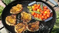 Polski grill z karkówką i warzywami – ilustracja żartobliwej propozycji Mateusza Morawieckiego dla Giorgii Meloni.