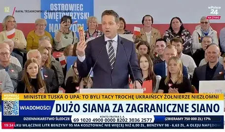 Prezydent Rafał Trzaskowski podczas konferencji, w tle tłum ludzi z transparentami, informuje o zakupie zagranicznej paszy dla warszawskiego zoo – materiał ilustrujący kontrowersje wokół importu zamiast korzystania z polskich dostawców.