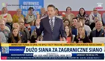 Prezydent Rafał Trzaskowski podczas konferencji, w tle tłum ludzi z transparentami, informuje o zakupie zagranicznej paszy dla warszawskiego zoo – materiał ilustrujący kontrowersje wokół importu zamiast korzystania z polskich dostawców.