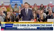 Prezydent Rafał Trzaskowski podczas konferencji, w tle tłum ludzi z transparentami, informuje o zakupie zagranicznej paszy dla warszawskiego zoo – materiał ilustrujący kontrowersje wokół importu zamiast korzystania z polskich dostawców.