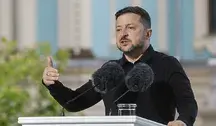 Artykuł opisuje polityczną debatę wokół możliwości odebrania Wołodymyrowi Zełenskiemu Europejskiego Orderu Zasługi oraz kontrowersje związane z jego decyzjami dotyczącymi ukraińskich jednostek wojskowych.