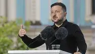 Artykuł opisuje polityczną debatę wokół możliwości odebrania Wołodymyrowi Zełenskiemu Europejskiego Orderu Zasługi oraz kontrowersje związane z jego decyzjami dotyczącymi ukraińskich jednostek wojskowych.